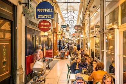 Terrazas de las cafeterías y restaurantes del Passage des Panoramas.