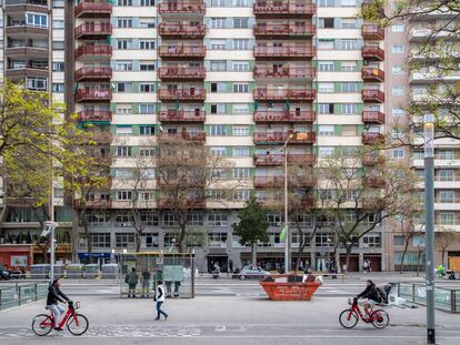 Bloque de viviendas de la calle Tarragona de Barcelona que se convertirán en pisos turísticos.