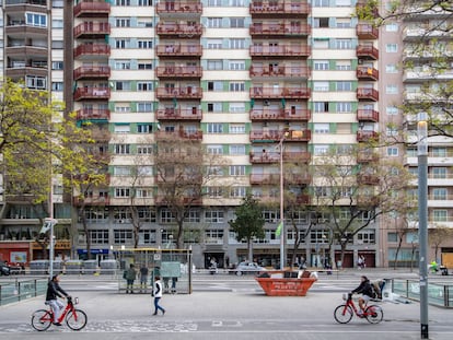 Bloque de viviendas de la calle Tarragona de Barcelona que se convertirán en pisos turísticos.