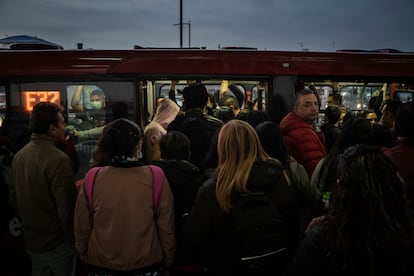 Bogotanos ingresan a una unidad de TransMilenio, en marzo de 2023.