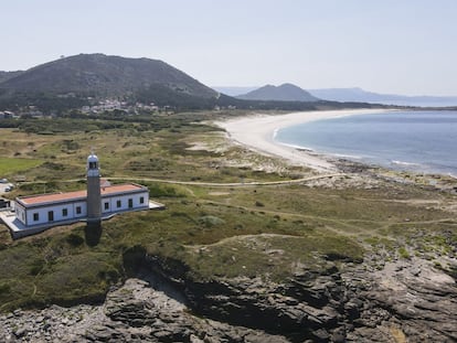 El recién inaugurado hotel cuenta con nueve habitaciones y el espacio gastronómico Taberna el Ariete, con vistas a la playa de Ancoradoiro. El faro se construyó entre 1913 y 1921 y hasta finales de los 80 fue la residencia de los sucesivos fareros y de sus familias.
Precio: desde 150 euros la noche para dos.