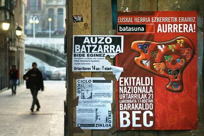 Carteles pegados en el centro de Bilbao anuncian el congreso de Batasuna en Barakaldo.