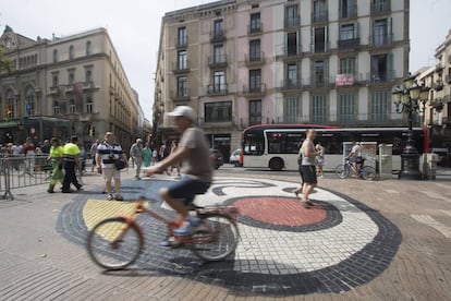 GRA250. BARCELONA, 29/08/2017.- Vista de parte del mosaico de Joan Miró en la Rambla de Barcelona, que recupera la normalidad horas después de que los servicios de limpieza retirasen las ofrendas en memoria de las víctimas de los atentados ocurridos en Cataluña el pasado día 17. EFE/Marta Pérez