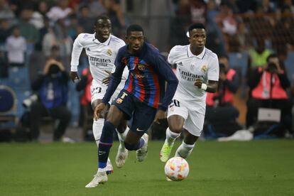  Ousmane Dembélé, delantero del FC Barcelona, se escapa con el balón en una acción del partido.