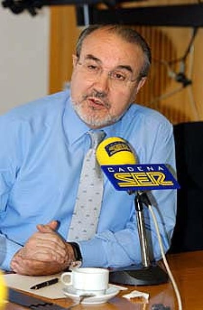 Pedro Solbes, ministro de Economía, durante una entrevista en la Cadena SER
