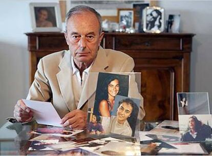 Beppino Englaro sostiene fotografías de su hija Eluana, en coma vegetativo desde hace 16 años.