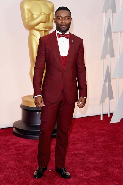 David Oyelowo, que interpreta a Martin Luther King en Selma, muy original con este traje que combina granate y rojo de Dolce & Gabbana.