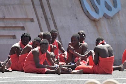 Parte de los 42 inmigrantes que han llegado este viernes en un cayuco por sus propios medios al puerto de La Estaca, en el municipio de Valverde (El Hierro).