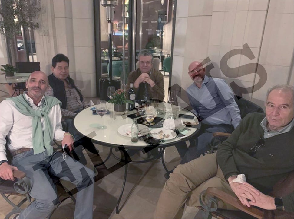 El empresario Julio Martínez Martínez a la izquierda, en el centro (de marrón) el dueño de Plus Ultra, Julio Martínez Sola y a su lado (de azul) el consejero delegado, Roberto Roselli en una imagen extraída del informe policial.