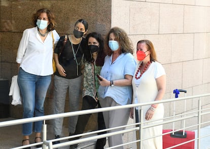 Carla Antonelli, segunda por la derecha, posa para una foto mientras abandona con su maleta la Asamblea de Madrid, este lunes.