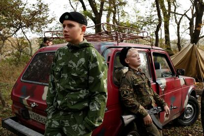 El presidente Vladimir Putin es criticado en Occidente por la anexión de Crimea desde 2014, pero en casa su índice de aprobación pública se ha visto incrementado. En la foto, estudiantes de la Escuela General de Cadetes Yermolov asisten a un ejercicio militar táctico en el terreno, que incluye entrenamiento de trincheras, estudios de supervivencia forestal y otras actividades, en las afueras de la ciudad sureña de Stavropol, Rusia, el 21 de octubre de 2017.