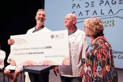 Miquel Guich recibe el premio por el mejor pan de payés.