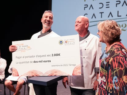 Miquel Guich recibe el premio por el mejor pan de payés.