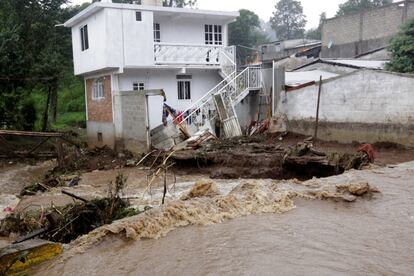 Una casa severamente dañada en el municipio de Huauchinango, en el central Estado mexicano de Puebla, por las fuertes lluvias derivadas de la tormenta tropical Earl, este domingo 7 de agosto. El Gobierno estatal ha reportado 28 muertos hasta el momento.