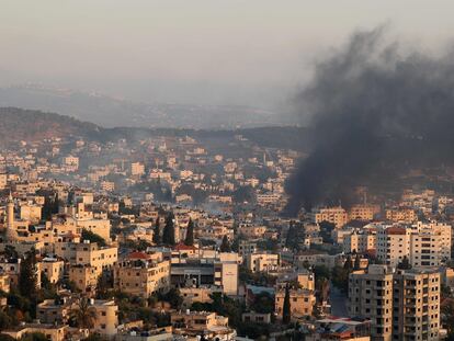 Columna de humo en el campo de refugiados de Yenín, durante la operación militar israelí, este lunes.