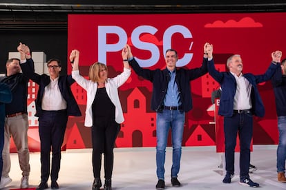 De izquierda a derecha, Salvador Illa (líder del PSC), Núria Marín, alcaldesa de L’Hospitalet; el presidente Pedro Sánchez y el alcaldable socialista por Barcelona, Jaume Collboni.