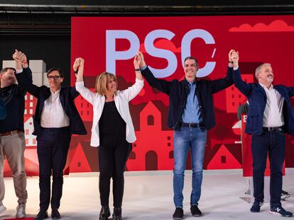 De izquierda a derecha, Salvador Illa (líder del PSC), Núria Marín, alcaldesa de L’Hospitalet; el presidente Pedro Sánchez y el alcaldable socialista por Barcelona, Jaume Collboni.
