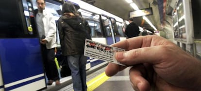 Un usuario muestra un metrobús en el metro. 