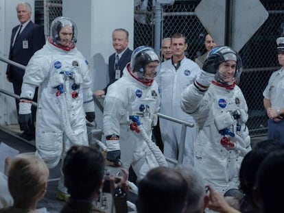 Desde la izquierda, Corey Stoll, Lukas Haas y Ryan Gosling, en 'First man (El primer hombre)'.