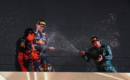 Checo Pérez, Max Verstappen y Fernando Alonso, en el podio del GP de Baréin. 