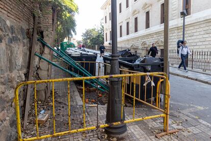 Pared de la Alcazaba colindante con una calle malagueña, el 22 de enero de 2024.