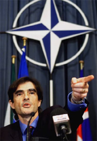 El portavoz de la OTAN Yves Brodeur da explicaciones tras la reunión de hoy.