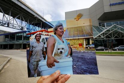 Mulher carrega seu cachorro em área afetada pelo furacão, em 8 de setembro de 2005.