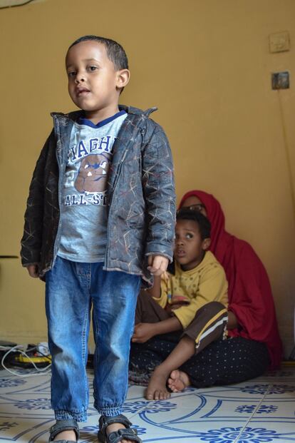 Mohamed no recuerda la guerra. Hace tres años, él, su hermano Mustafa y la madre de ambos llegaron a Somalilandida procedentes de Adén, en Yemen. Mohamed solo tenía unos meses, pero Mustafa ha quedado gravemente traumatizado por los sucesos vividos en sus tres años de infancia en Yemen. Dado que la familia se ha establecido en Somalilandia, donde viven con relativa seguridad y la modesta ayuda de Acnur, Mohamed pronto tendrá acceso a la enseñanza primaria reglada. Para Mustafa y los demás niños afectados psicológicamente por la guerra hay muy poca ayuda, y en África oriental apenas existen centros destinados a alumnos con necesidades especiales.