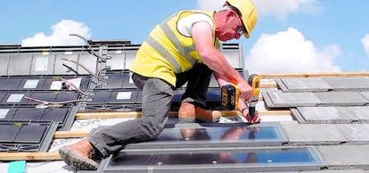 Instalación de un panel solar en una vivienda.