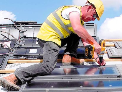 Instalaci&oacute;n de un panel solar en una vivienda. 