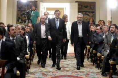 El presidente del Gobierno, Mariano Rajoy (c), acompañado de los secretarios generales de CCOO, Ignacio Fernández Toxo (i), y de UGT, Cándido Méndez y seguido del presidente de CEPYME, Jesús Terciado y la ministra de Empleo y Seguridad Social, Fátima Báñez, momentos antes de presentar hoy en La Moncloa la Estrategia de Emprendimiento y Empleo Joven (2013-2016).