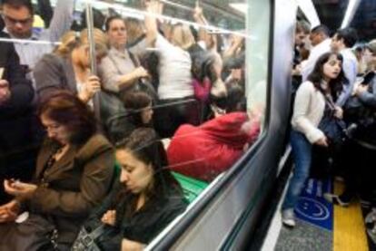 Pasajeros en una estaci&oacute;n del metro de S&atilde;o Paulo.