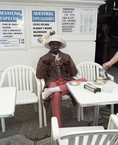 Gabardina, pantalón y zapatos, todo, Bottega Veneta. Jersey Emidio Tucci y sombrero Aigle para Godofredo.