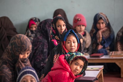 Una clase de Corán para niñas, jóvenes y mujeres en la madrasa de la mezquita Mohammad Omer, en Qala-i-Naw. Nadie tiene claro si las afganas podrán seguir recibiendo educación no religiosa con el nuevo régimen.