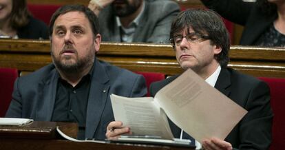 Oriol Junqueras (I), junto al presidente catalan, Carles Puigdemont (D).