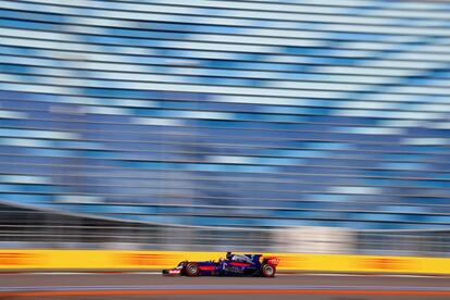 El piloto ruso Daniil Kvyat, de la escudería Toro Rosso, en una de las vueltas durante la carrera.