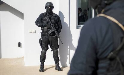 Agentes antiterroristas custodian el edificio de la Polic&iacute;a Judicial en Rabat en enero.