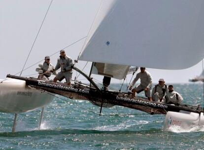 El BMW Oracle entrena en Valencia, el pasado mayo, para la próxima Copa del América en un barco multicasco