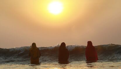 Oraciones al atardecer en el Mar de Arabia durante el Chhath, festival hindú en el que los devotos agradecen al Dios Sol la vida en la tierra, en Bombay, India.