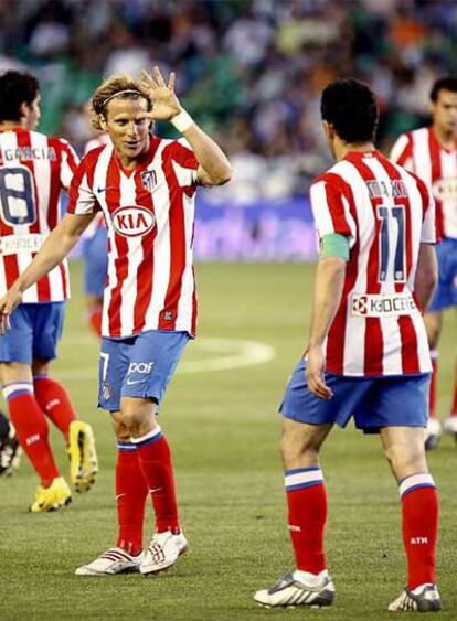 Forlán agradece a Maxi el pase que le permitió abrir el marcador.