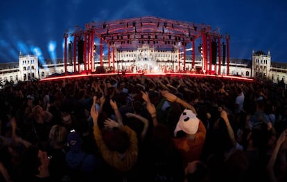 El grupo León Benavente, este sábado durante el concierto de los MTV EMAs en la Plaza de España de Sevilla.