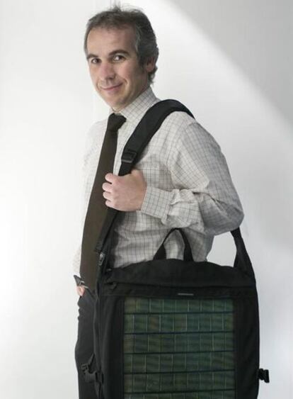 Baldomero Aymà, de Cetemmsa, con un bolso fotovoltaico para cargar el portátil o el móvil.