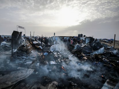 Palestinos observan la zona del campamento destrozado tras el bombardeo israelí en Rafah, este lunes.
