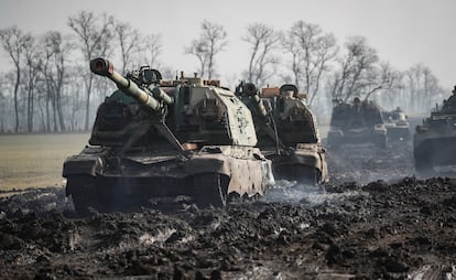 Blindados del Ejército ruso en una carretera de la región de Rostov, fronteriza con Ucrania, este martes.