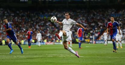 Bale levanta el balón para marcar su gol