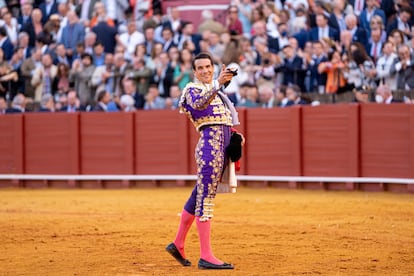 José María Manzanares muestra la oreja que cortó al sexto toro de la tarde.