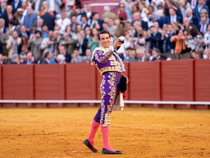 José María Manzanares muestra la oreja que cortó al sexto toro de la tarde.