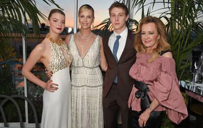 De izquierda a derecha: los actores Anya Taylor-Joy, Charlize Theron y George MacKay y Caroline Scheufele, copresidenta de Chopard, anoche en la entrega del trofeo de la marca a nuevas promesas del cine.