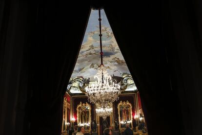 Entrada al Salón del Trono del Palacio Real. Las pinturas del techo son de Giambattista Tiepolo, y representa La grandeza y el poder de la Monarquía Española.