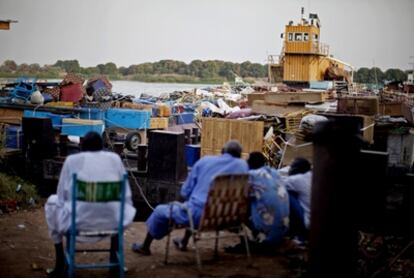 Sudaneses del Sur esperan en un puerto de Juba.